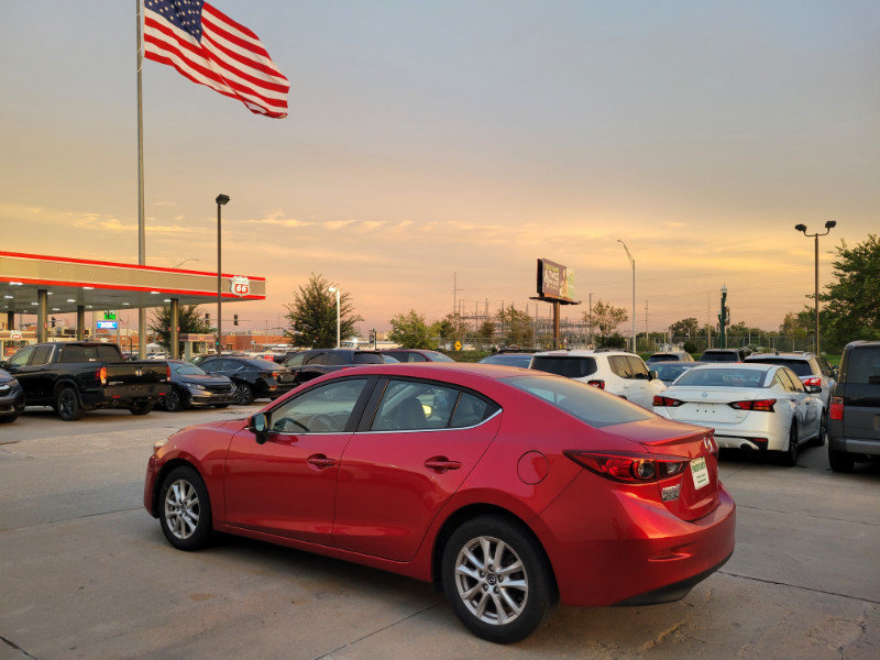 Used 2018 MAZDA MAZDA3 Touring FWD image 5