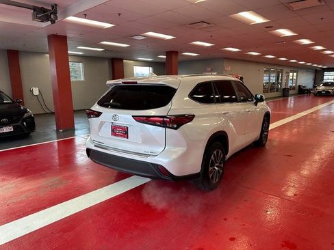 Used 2023 Toyota Highlander XLE image 4