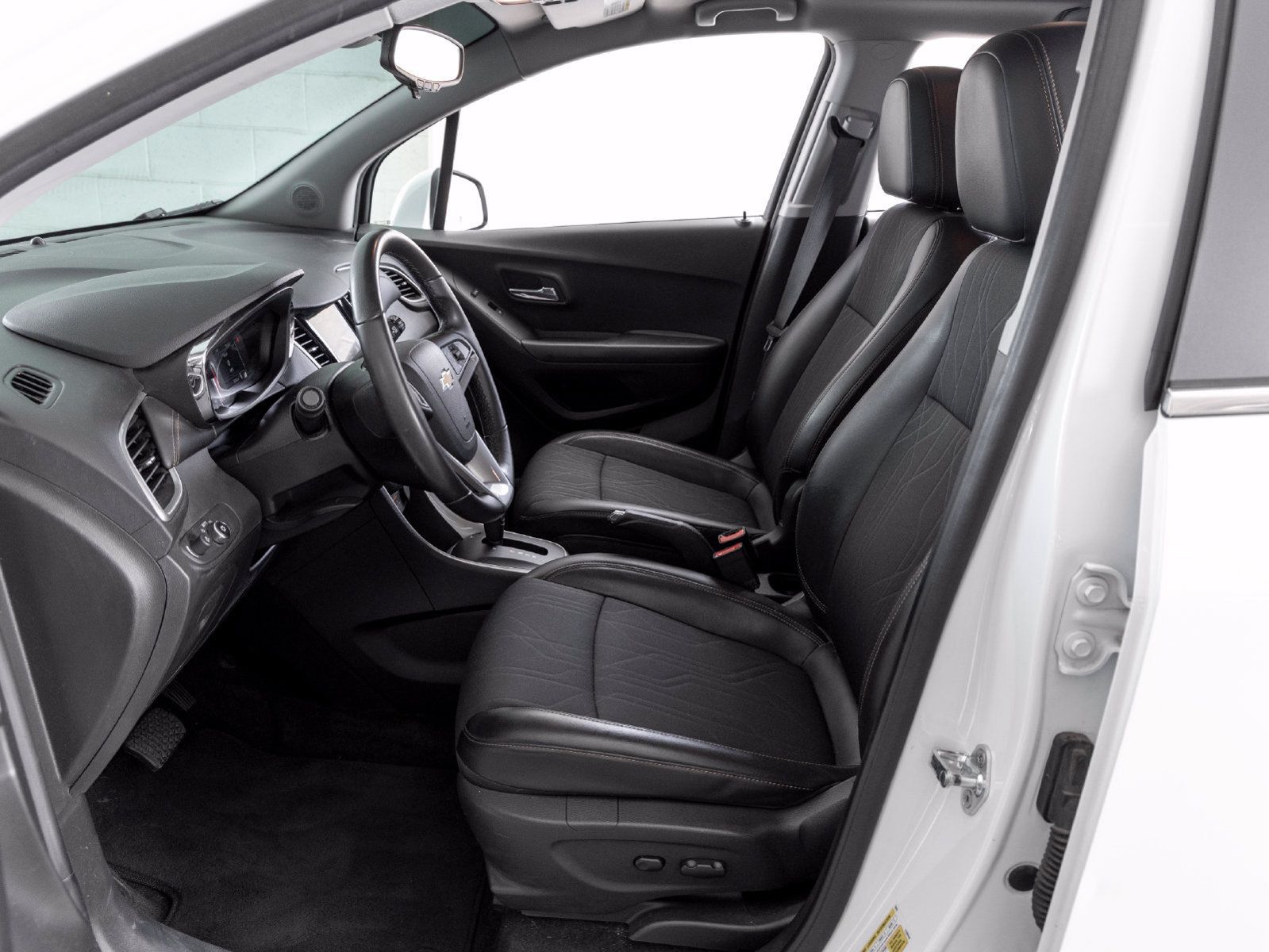Used 2019 Chevrolet Trax LT w/ LT Convenience Package AWD/4WD image 11