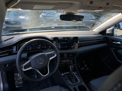 Used 2025 Volkswagen Jetta SE image 33