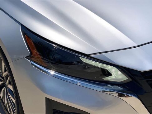 Used 2025 Nissan Altima 2.5 SV FWD image 26