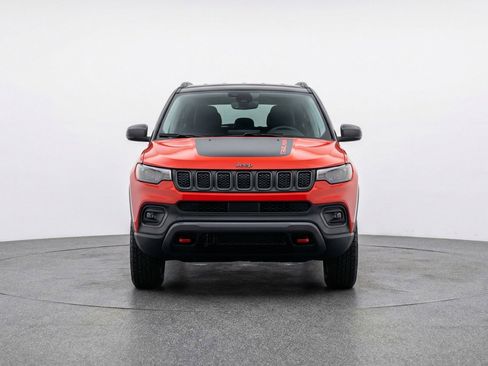 Used 2025 Jeep Compass Trailhawk image 2