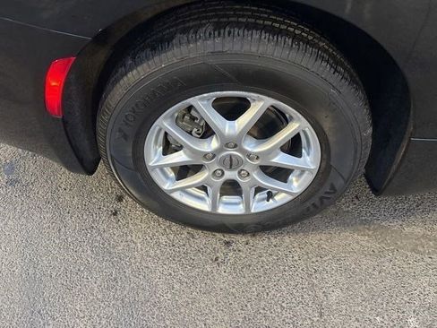 Used 2023 Chrysler Pacifica Touring-L image 43