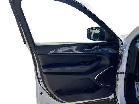 Used 2022 Jeep Grand Cherokee L Laredo w/ Luxury Tech Group I image 19