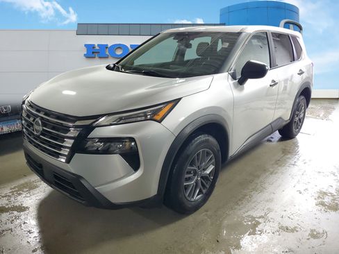Used 2024 Nissan Rogue S AWD/4WD image 2