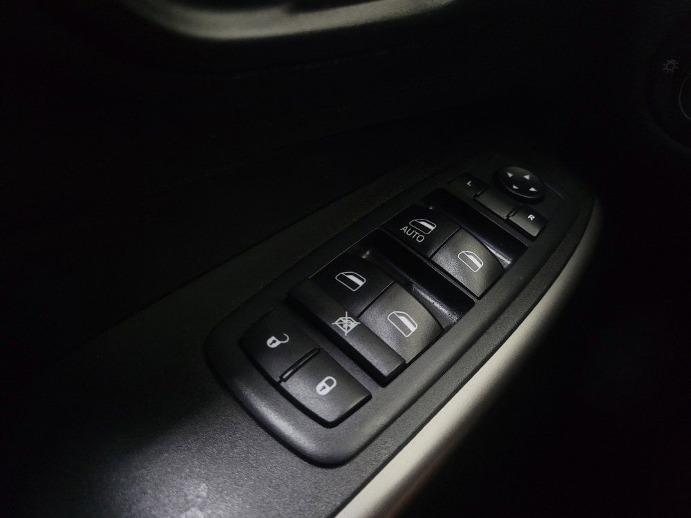 Used 2019 Jeep Cherokee Latitude w/ Popular Appearance Group AWD/4WD image 27