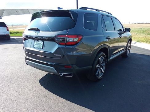 Certified 2025 Honda Pilot Touring image 3