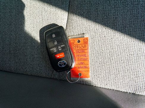 Used 2021 Toyota Sienna LE AWD/4WD image 34