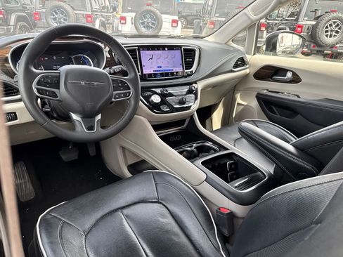 Used 2023 Chrysler Pacifica Limited FWD image 24