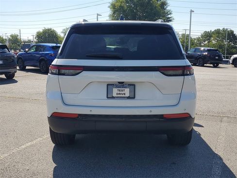 Used 2024 Jeep Grand Cherokee Altitude image 6