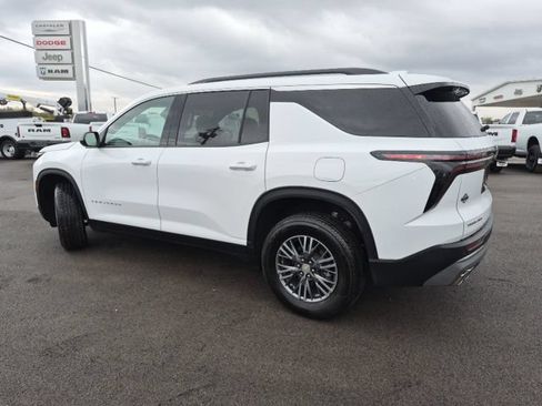 Used 2025 Chevrolet Traverse LT FWD image 3