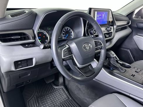 Used 2023 Toyota Highlander XLE AWD/4WD image 10