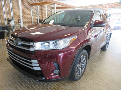 Used 2019 Toyota Highlander SE image 1