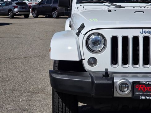 Used 2018 Jeep Wrangler Sahara w/ Connectivity Group AWD/4WD image 3
