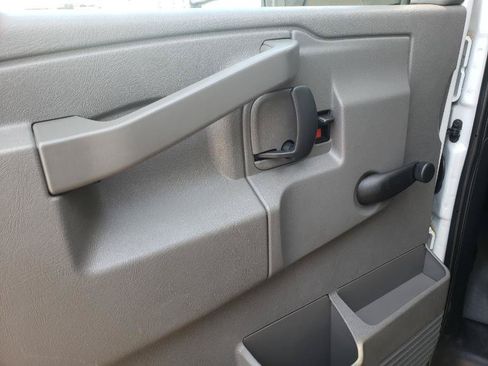 Used 2018 Chevrolet Express 3500 RWD image 19