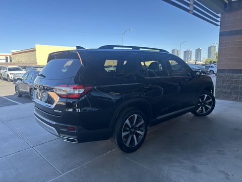 Used 2023 Honda Pilot Touring image 3