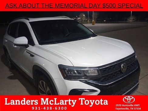 Used 2023 Volkswagen Taos SE w/ Panoramic Sunroof Package FWD image 3
