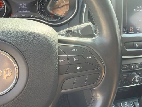 Used 2019 Jeep Cherokee Trailhawk AWD/4WD image 27