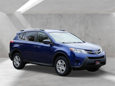 Used 2015 Toyota RAV4 LE image 1