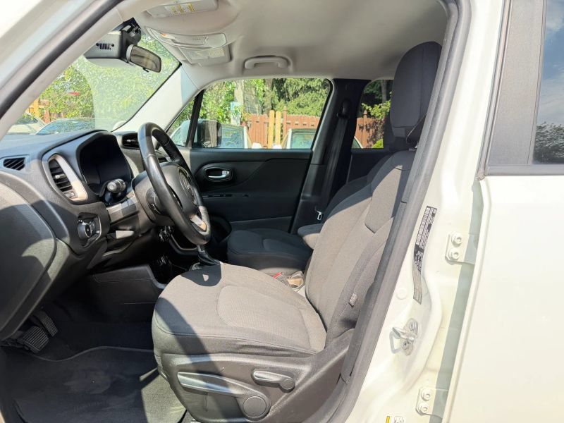Used 2017 Jeep Renegade Latitude FWD image 11