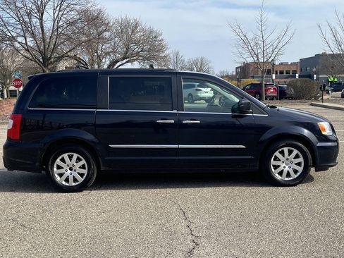 Used 2011 Chrysler Town & Country Touring-L w/ Entertainment Group #2 FWD image 7