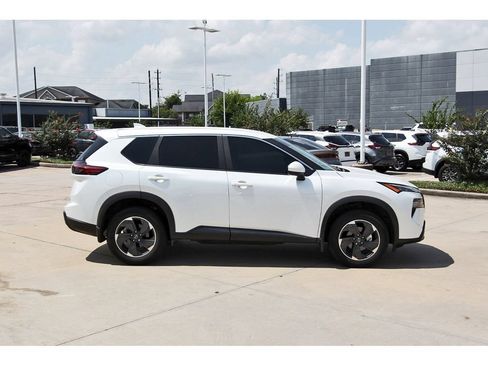 Used 2024 Nissan Rogue SV FWD image 6