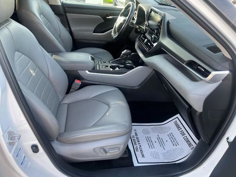 Used 2022 Toyota Highlander XLE image 23