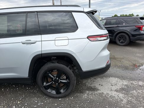 Used 2025 Jeep Grand Cherokee L Altitude AWD/4WD image 7