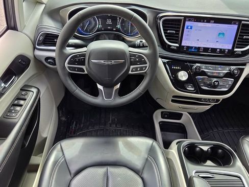 Used 2023 Chrysler Pacifica Touring-L AWD/4WD image 12