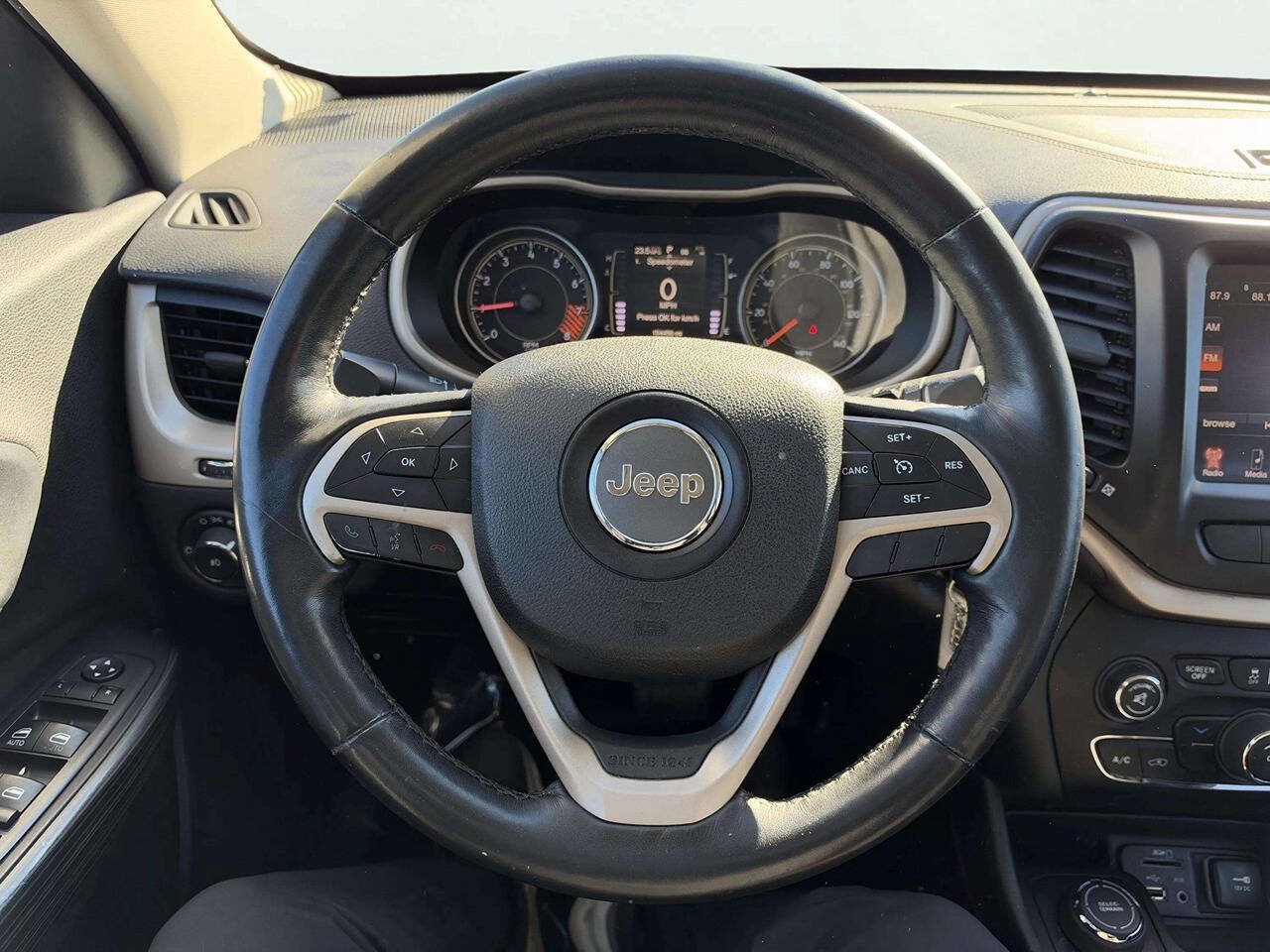 Used 2015 Jeep Cherokee Latitude w/ Cold Weather Group AWD/4WD image 16