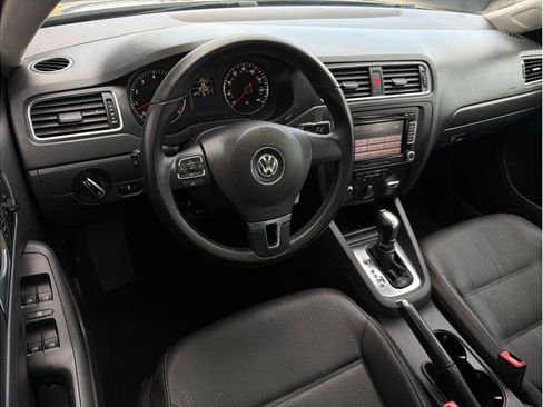 Used 2012 Volkswagen Jetta SE FWD image 2