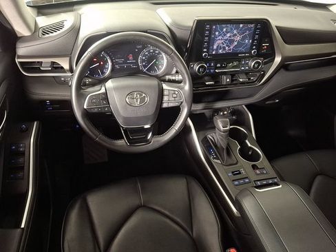 Used 2020 Toyota Highlander XLE AWD/4WD image 2