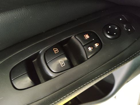 Used 2019 Nissan Pathfinder SV image 27