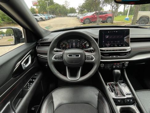 Used 2025 Jeep Compass Trailhawk AWD/4WD image 11