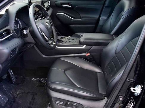 Certified 2023 Toyota Highlander XLE image 13