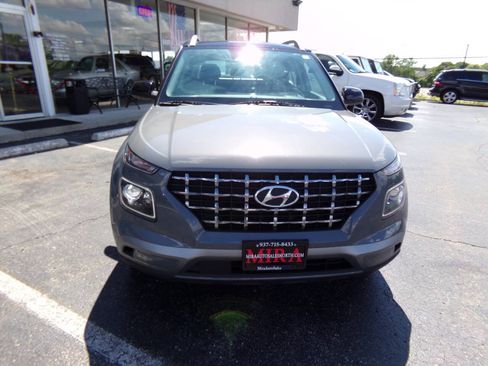 Used 2023 Hyundai Venue Limited FWD image 2