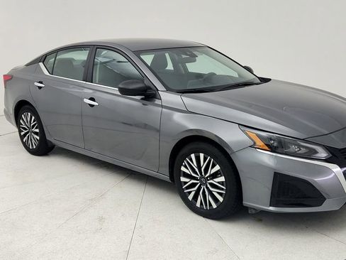 Used 2025 Nissan Altima 2.5 SV FWD image 1