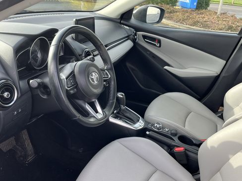 Used 2020 Toyota Yaris XLE image 9