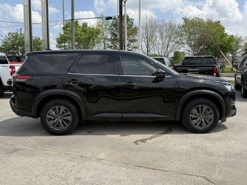 Used 2022 Nissan Pathfinder S image 3