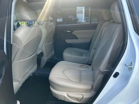 Certified 2021 Toyota Highlander XLE AWD/4WD image 28