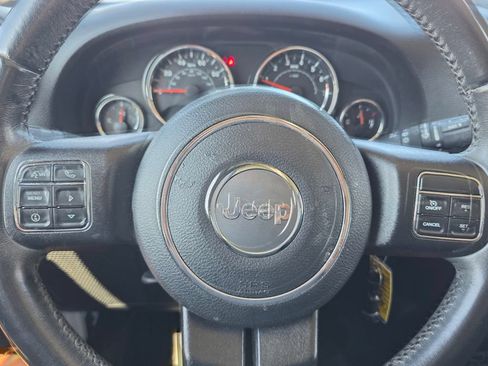 Used 2018 Jeep Wrangler Sahara w/ Connectivity Group AWD/4WD image 31