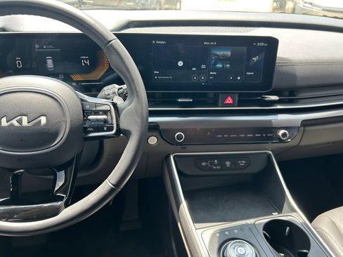 Used 2025 Kia Carnival LXS FWD image 19