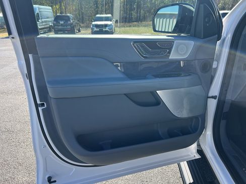 Used 2019 Lincoln Navigator Reserve image 27