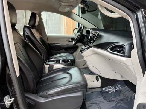 Used 2019 Chrysler Pacifica Touring-L FWD image 20