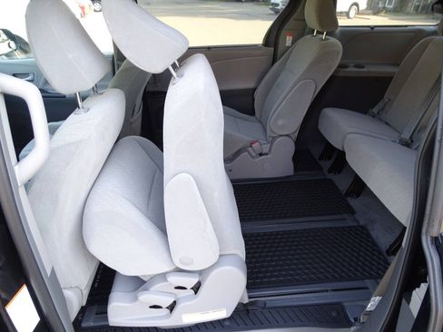 Used 2018 Toyota Sienna LE AWD image 30