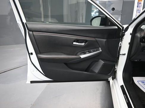 Used 2025 Nissan Sentra SR FWD image 9