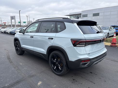 New 2026 Volkswagen Taos SE image 5