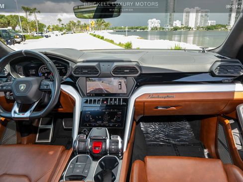 Used 2019 Lamborghini Urus AWD/4WD image 9