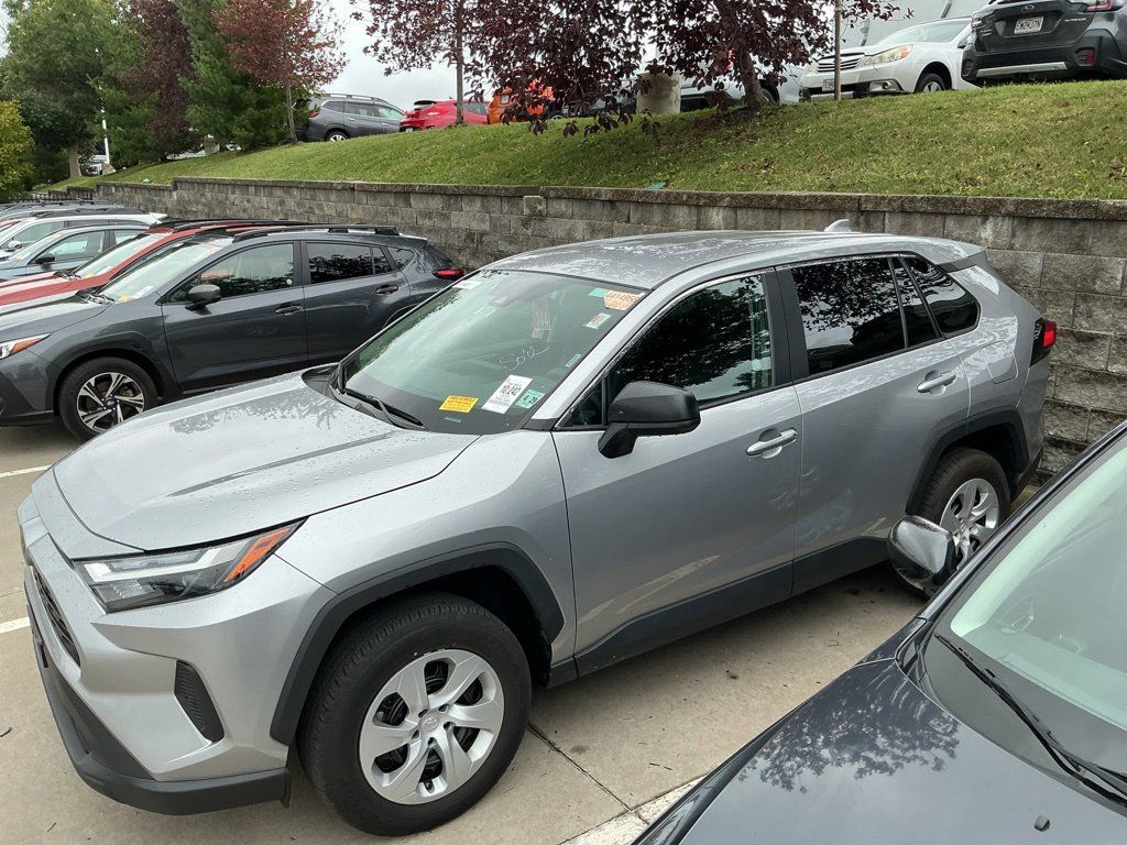 Used 2025 Toyota RAV4 LE AWD/4WD image 4