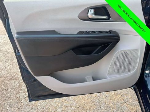 Used 2023 Chrysler Pacifica Touring-L FWD image 9